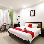 RedDoorz Plus near Hoang Van Thu Park 1
