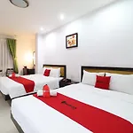 RedDoorz Plus near Hoang Van Thu Park 1